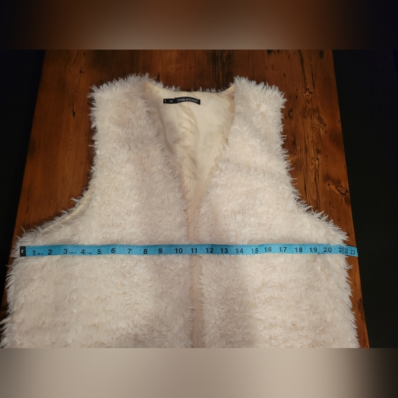 NWOT Cream Faux Fur Vest 1X - Picture 3 of 6